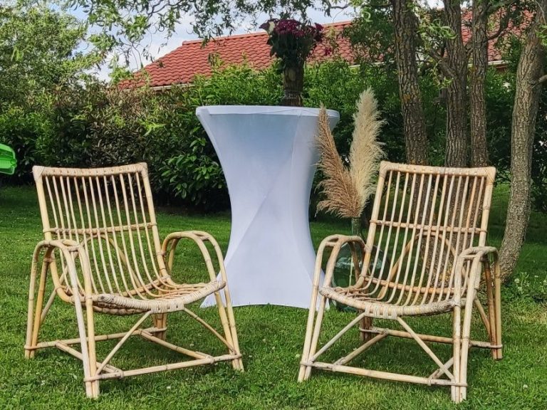 Fauteuils en rotin pour créer une ambiance naturel pendant votre cérémonie laïque ou pour réer un coin conviviale