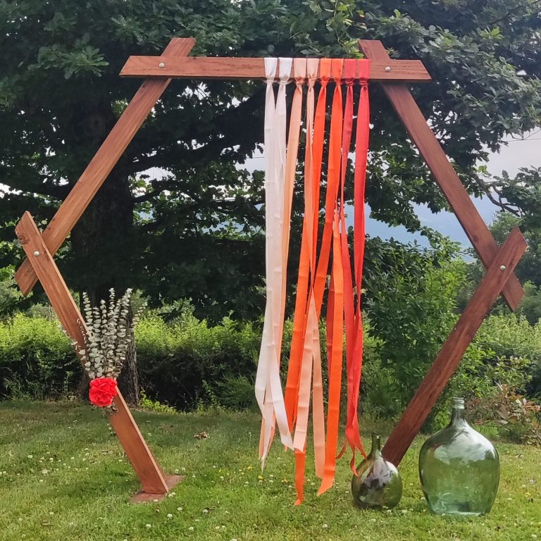Arche pour cérémonie laïque en location, personnalisable avec voilage ou ruban
